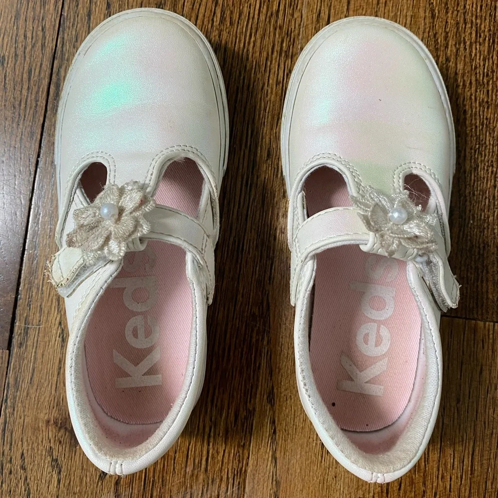 Keds- Daphne flower white pearlized toddler girl size 9.5 Mary Jane t-strap shoe